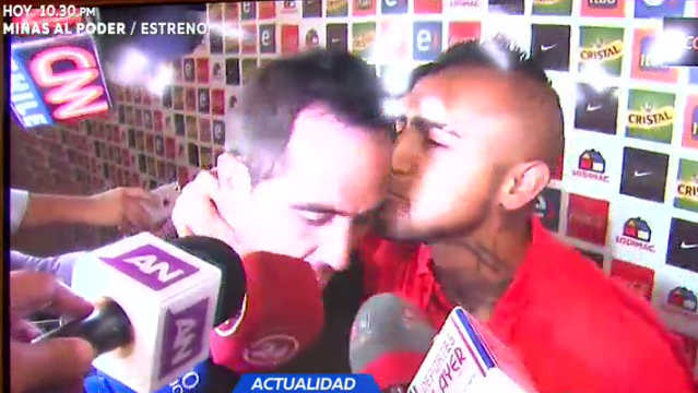 Claudio Bravo felicitó a Arturo Vidal tras partido con Perú