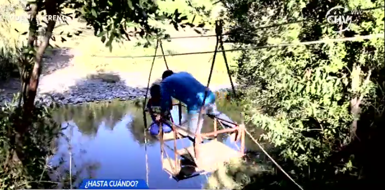 Familias exponen sus vidas para poder cruzar a sus casas