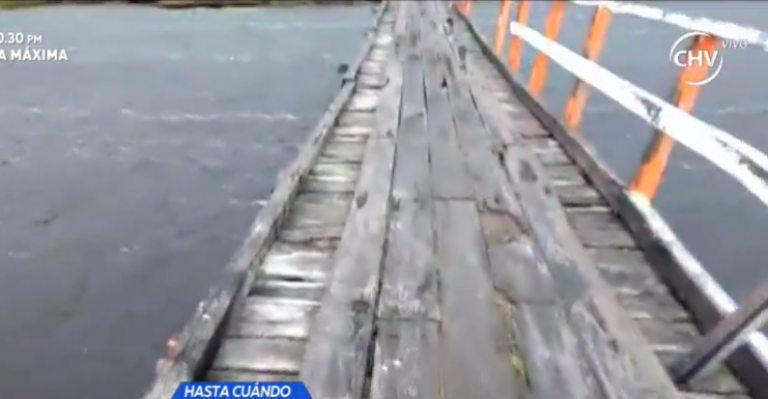 Niños arriesgan su vida cruzando puente en Chonchi
