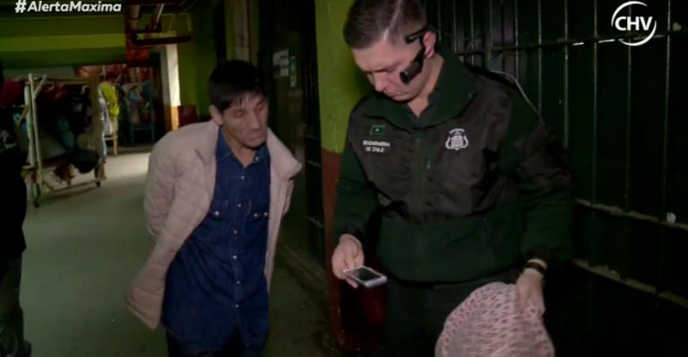 Interno intentó ingresar celular a través de su Camaro