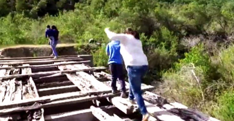 Vecinos de Colbún arriesgan la vida cruzando puente - Parte 1