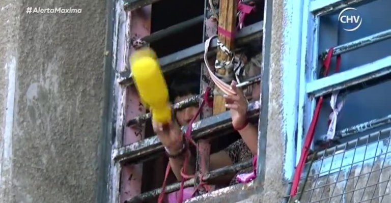 Reclusas utilizan botellas para comunicarse entre pabellones