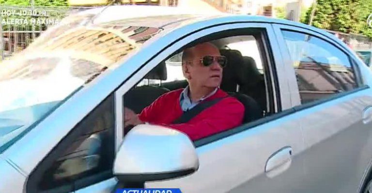 Pato Frez hace campaña política siendo conductor en Uber