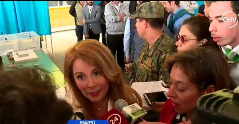 Mujer se desmayó en medio de votación de Cathy Barriga