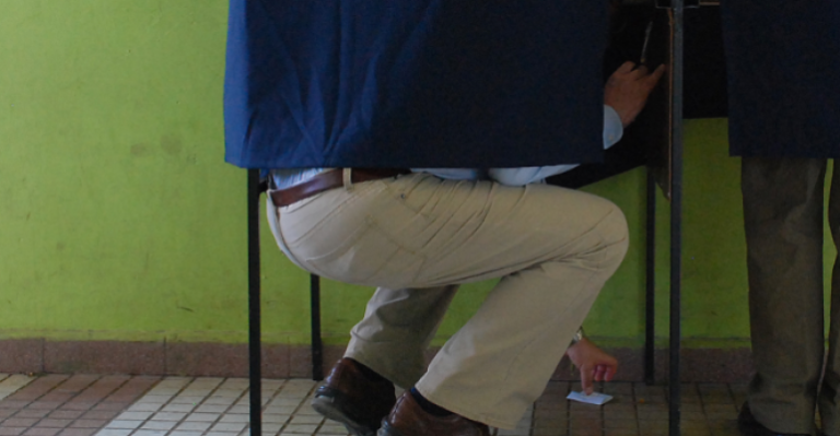 Hombre defecó en cámara secreta para votar