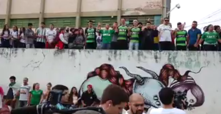 Hinchas de Chapecoense se juntaron a rezar tras accidente