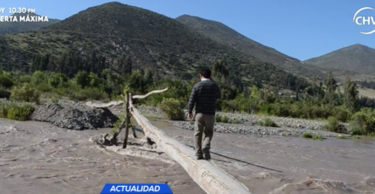 Vecinos de Illapel deben cruzar río por un tronco
