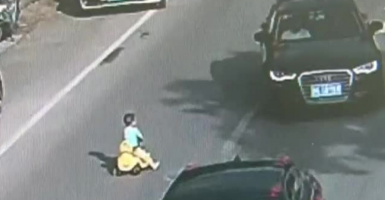 Niño se metió con su auto de juguete en la carretera