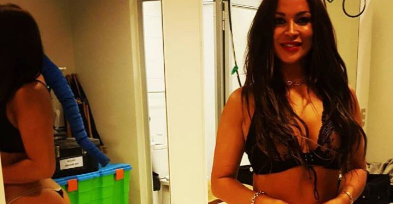Marlen Olivari lució sus curvas en un diminuto bikini