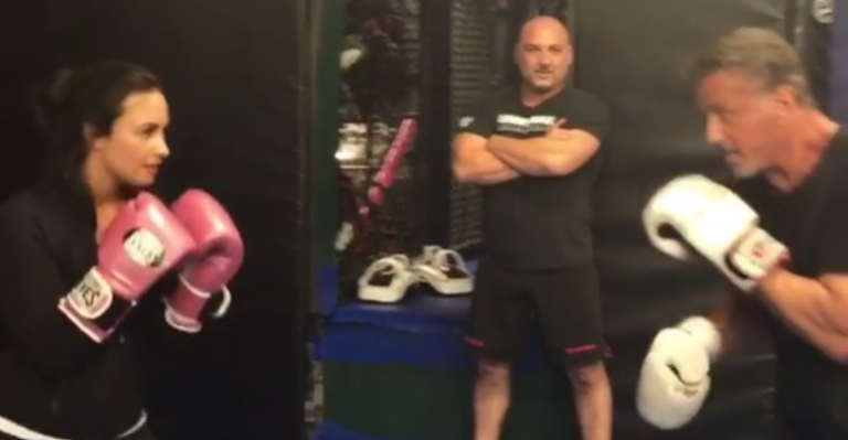 Demi Lovato tiró a la lona a Stallone en dinámica boxeo