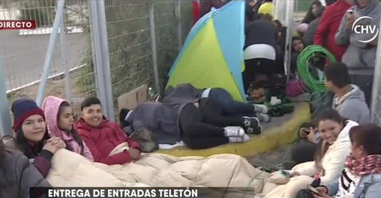 Personas pasaron la noche en la calle para conseguir tickets