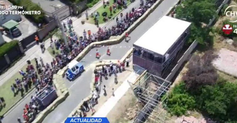 Rafa Araneda y el inspector chocaron en carrera Red Bull