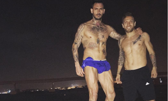 Amigo fue grabado mientras le aplicaba bloqueador a Pinilla