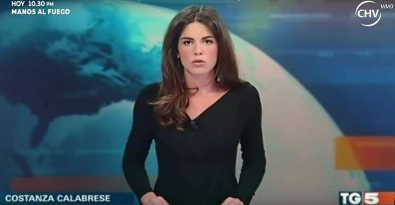 Conductora de noticias sufrió descuido hot en TV italiana