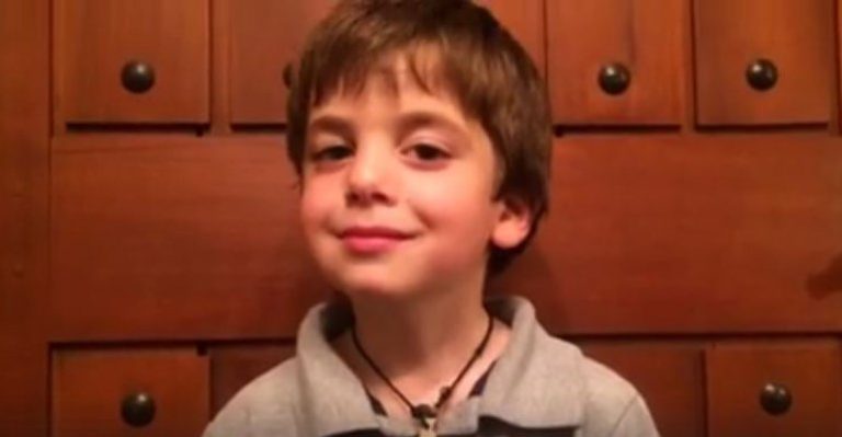 Niño de famoso video llamó a colaborar en la Teletón