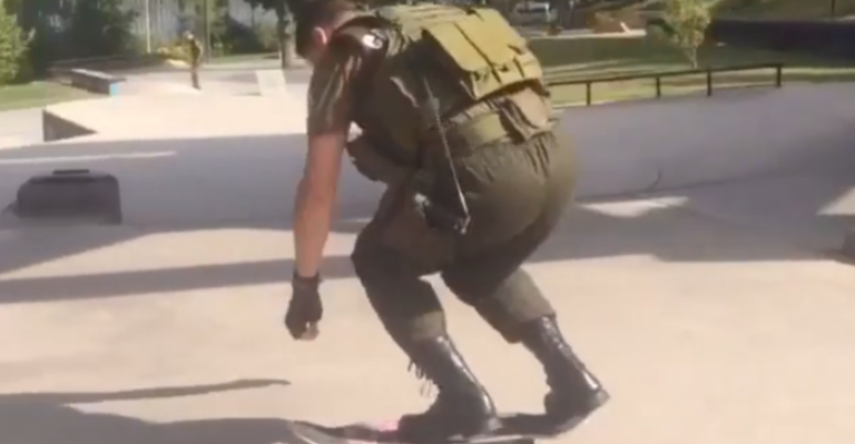 Carabinero demostró sus habilidades como skater
