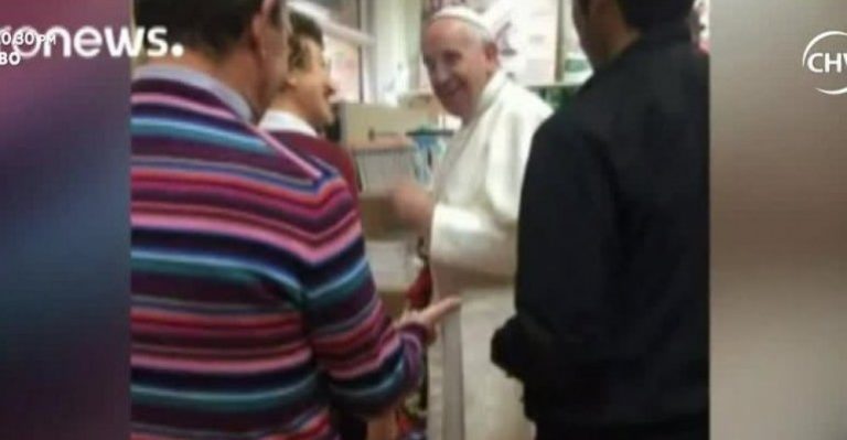 Papa Francisco salió del Vaticano para comprar zapatos