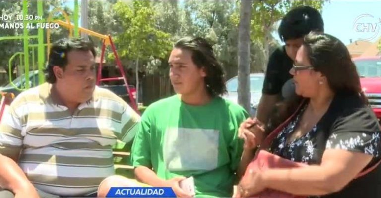 Colegio prohíbe graduarse a alumno que tiene el pelo largo