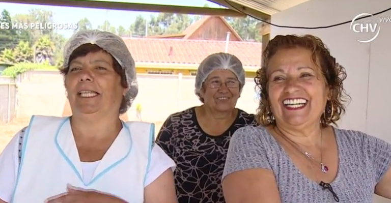 Mamá de Mago Valdivia deleita con pan amasado en El Canelo