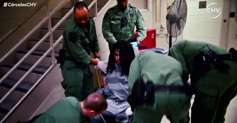 Recluso debió ser inmovilizado en silla especial por su agresividad