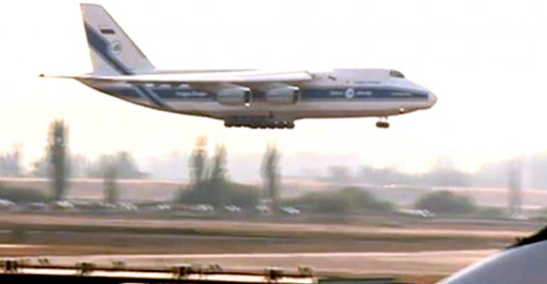 Avión más grande del mundo llegó a Chile con 4 helicópteros