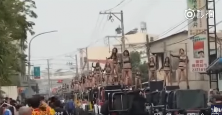 50 bailarinas eróticas despidieron a fallecido político