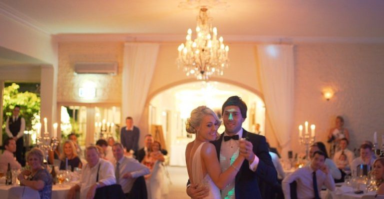 Se enteró que su novia le fue infiel y se vengó en la boda