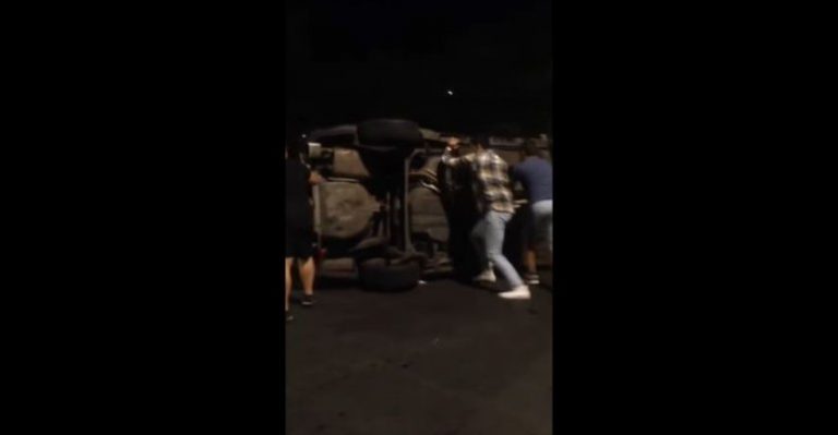 Jóvenes volcaron taxi por polémica pelea en Vitacura