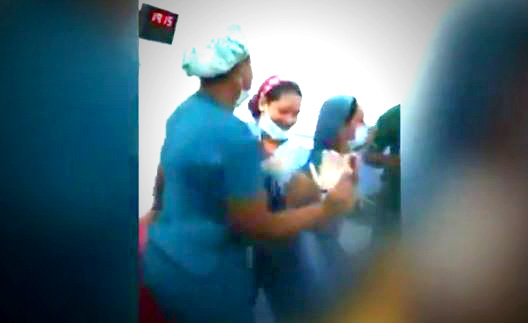 Equipo médico bailó en quirófano con paciente inconsciente