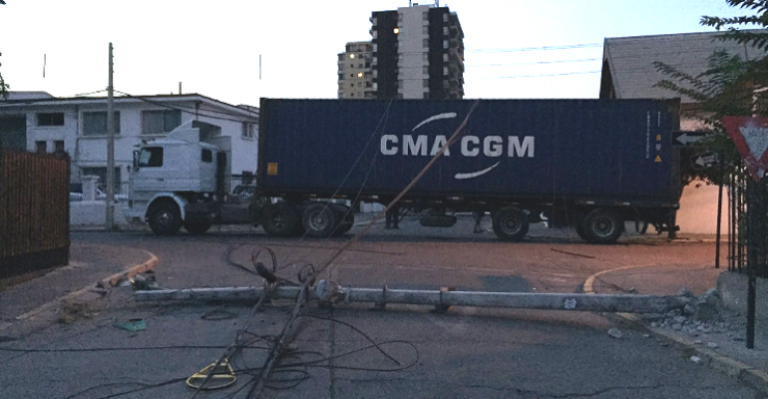Camión arrasó con 7 postes de luz en Recoleta - Parte 1