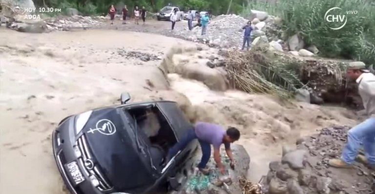 Hombre trató de cruzar alud con su auto en Perú