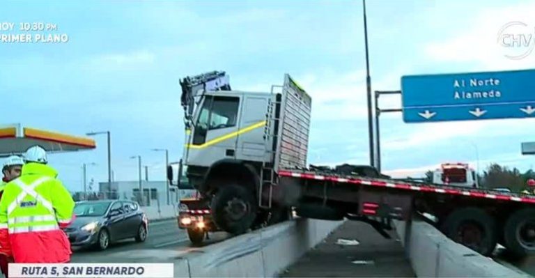Camión quedó cruzado en carretera tras evadir choque