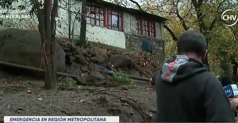 Casa quedó casi colgando tras aumento de estero San José