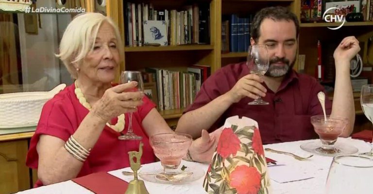 Delfina Guzmán finalizó su comida con su postre 