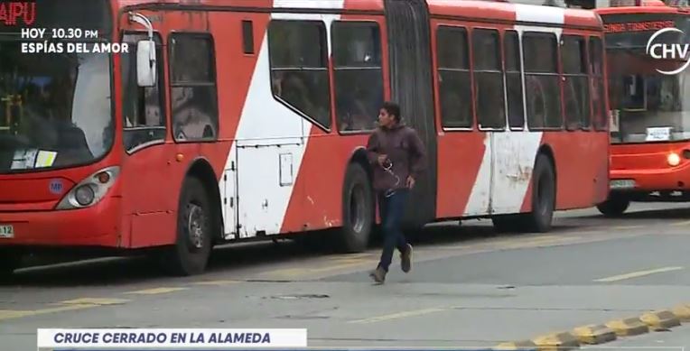 Peatones irresponsables no respetan cruce en Alameda