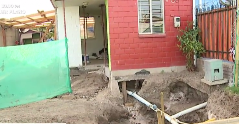 Casa de Maipú se hunde por enorme socavón