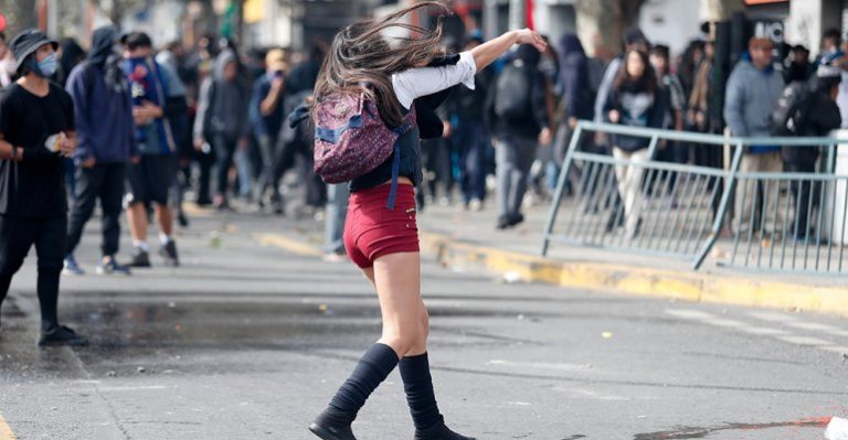 Marcha estudiantil terminó con incidentes en Santiago - Parte 1
