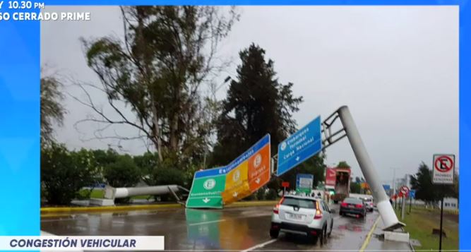 Caída de letrero provocó taco en acceso al aeropuerto - Parte 2