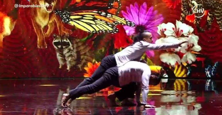 Los Nicos interpretaron una conmovedora canción en honor a Latinoamérica