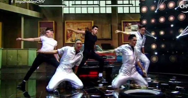 Unit interpretó un clásico de Grease en la noche de peliculas