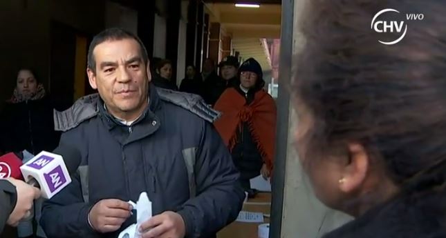 Padres pasan la noche fuera de colegio por una matrícula