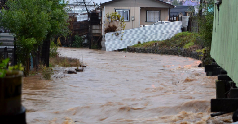 Decretan alerta roja en Curanilahue por desborde de río