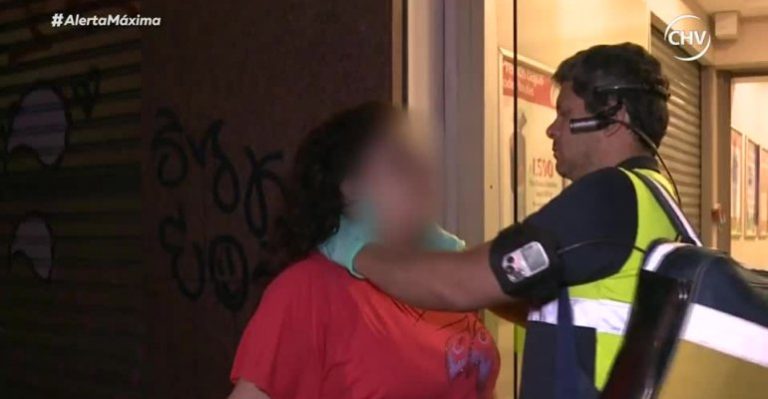 Mujer cayó al piso producto de un asalto y golpeó su cabeza y nariz