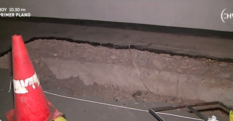 Socavón complica a vecinos de edificio en Maipú