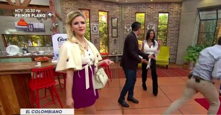 Colombiano presentó los mejores looks en desfile de los 60s