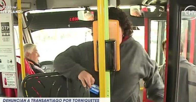 Usuarios acusan discriminación por torniquetes antievasión