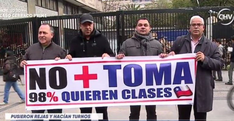 Apoderados de Instituto Nacional cuidan colegio por tomas
