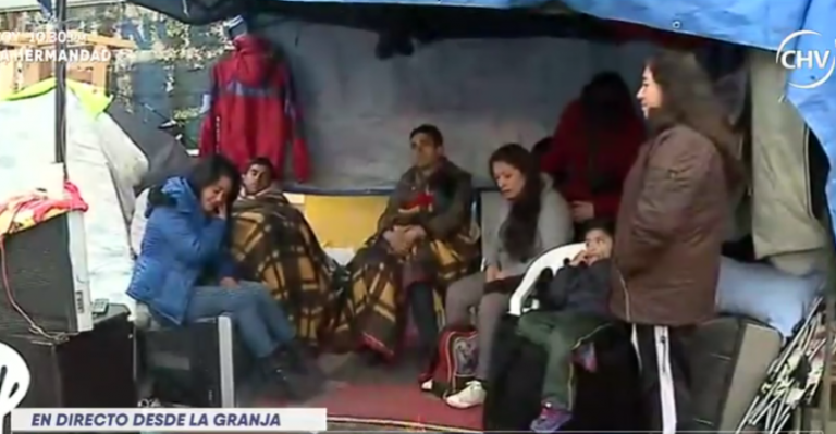 Familias durmieron en la calle tras desalojo de iglesia