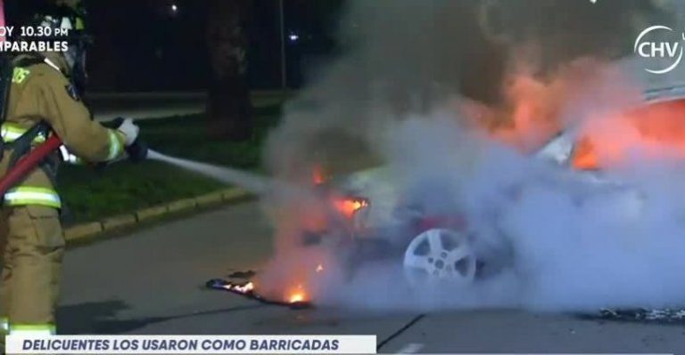 Delincuentes quemaron automóviles para escapar en Huechuraba