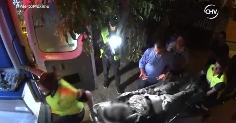 Hombre se encontraba herido en el patio de una casa con escombros